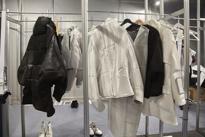 La marca ZER, fundada por Ane Castro y Núria Costa, utiliza la impresión 3D para producir colecciones enteras sin generar residuos textiles.