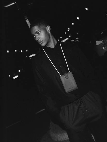 Un nuevo básico nocturno ha nacido: el pantalón tailoring de fit relajado.