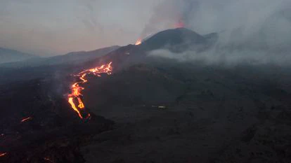 Vista aérea desde dron de la nueva colada del volcán de Cumbre Vieja desde Las Manchas. CARLOS ROSILLO