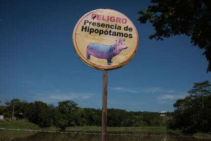 Una señal de advertencia por la presencia de hipopótamos cerca de Hacienda Nápoles en Doradal (Colombia).