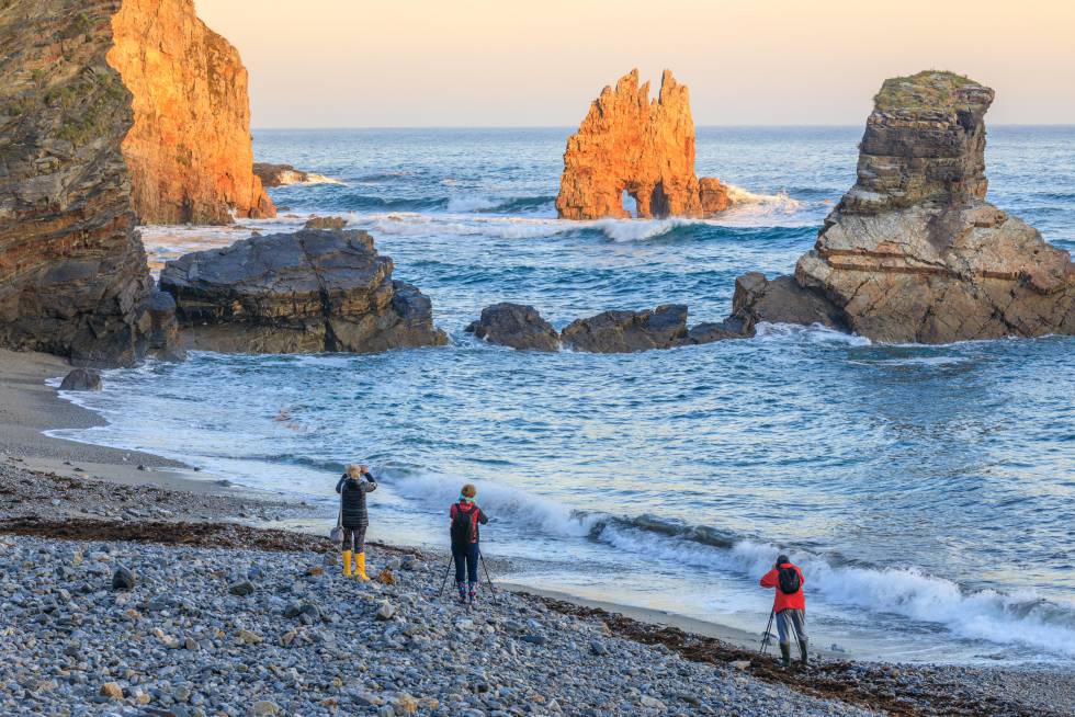 La playa pedregosa de Portizuelo, desde donde se puede observar el farallón horadado conocido como el Óleo Furao (Luarca).