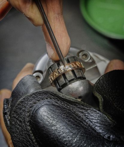 Fase de engaste de diamantes.