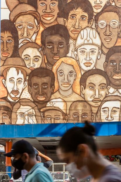 Transeúntes ante una obra en homenaje a las víctimas del desastre de Brumadinho —los 270 fallecidos al colapsar una balsa minera en 2019— inspirada en el clásico Operarios, de Tarsila do Amaral.