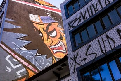 Samurai pintado por Bliss Wall en el barrio de Liberdade, el barrio japonés de São Paulo que nació como refugio de esclavos liberados. En el edificio de la derecha, pichação, una caligrafía ilegal a cuyos autores la policía persigue.