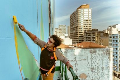 Tutano Nomade trabaja sobre un balancín en un muro ciego en el centro histórico de São Paulo, dentro de un proyecto municipal.