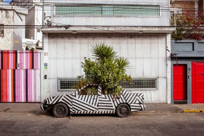 Un coche pintado por el colectivo de artistas Bijari.