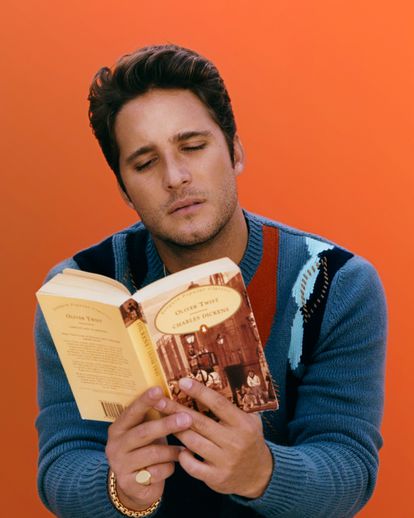 Diego Boneta viste HERMÈS con una cadena BIIS. El libro es de Charles Dickens.