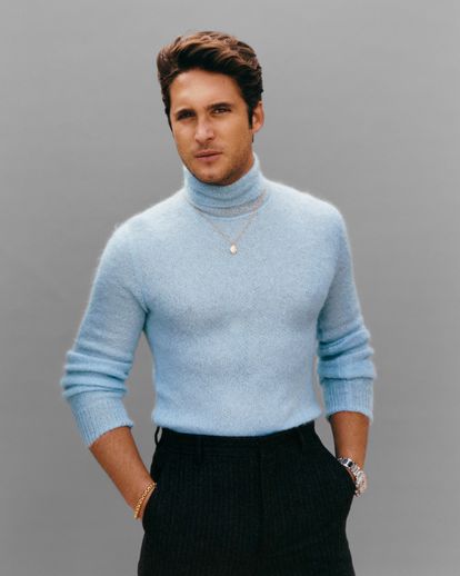 Diego Boneta se prepara para la siguiente fase de su vida. Aquí lleva jersey y pantalón de PRADA, reloj de CARTIER. La cadena que lleva al cuello es BIIS.