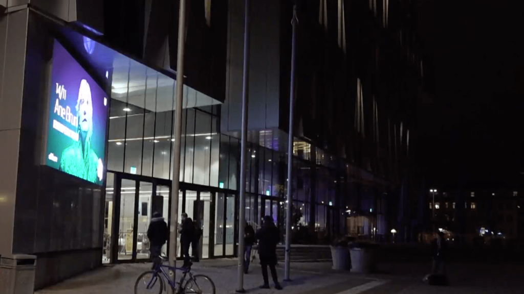 Trágico accidente: dos hombres mueren cuando uno cae sobre otro desde un séptimo piso, según la policía