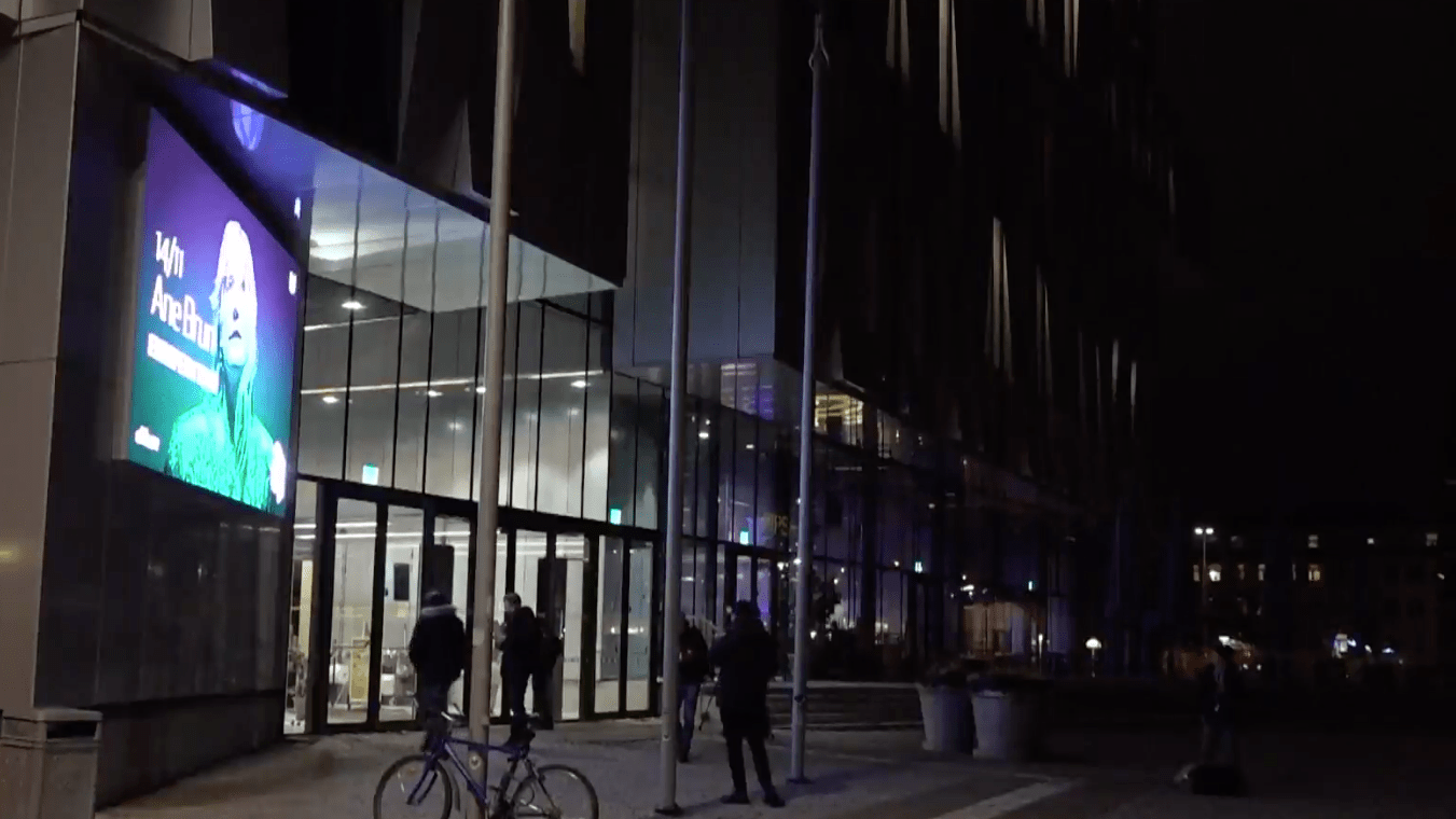 Trágico accidente: dos hombres mueren cuando uno cae sobre otro desde un séptimo piso, según la policía