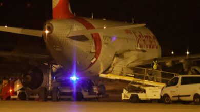 Insólito: veintena de migrantes escapan de avión tras aterrizaje por emergencia médica