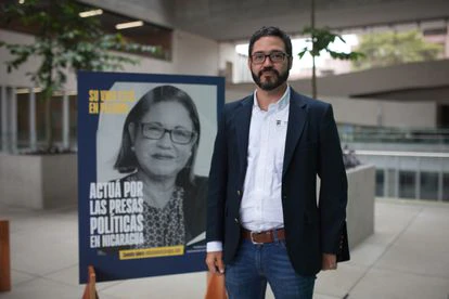 El ex preso político Jesús Tefel posa durante en la Asamblea Legislativa de Costa Rica.