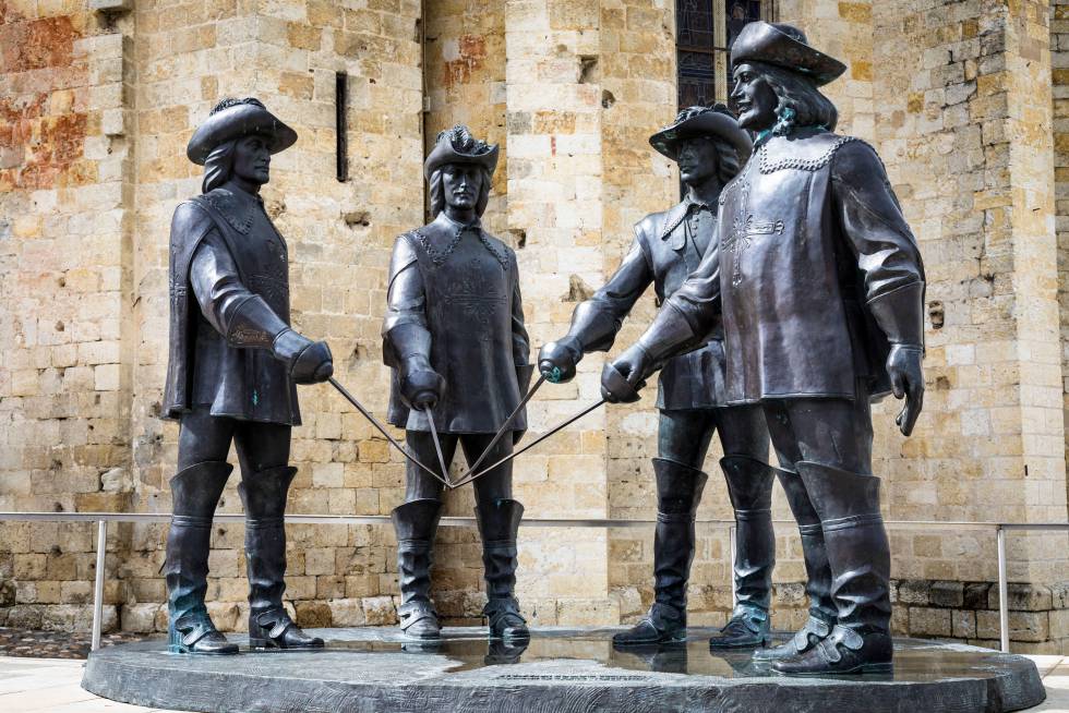 Estatua de los tres mosqueteros y D’Artagnan junto a la catedral de San Pedro, en Condom.