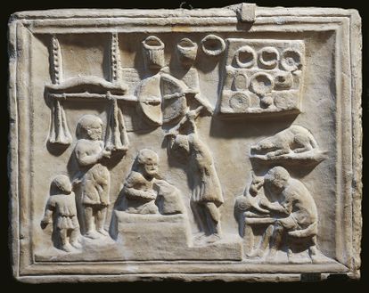 Relieve que muestra esclavos en un taller.