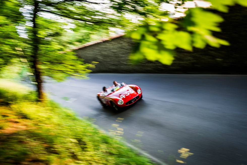 Un modelo clásico de Maserati, el 150S, construido en 1955, durante la competición Mille Miglia, en Brescia (Italia).
