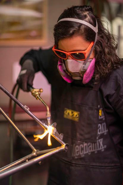 Eli Acosta dice que dar la forma perfecta a los tubos es como una coreografía.