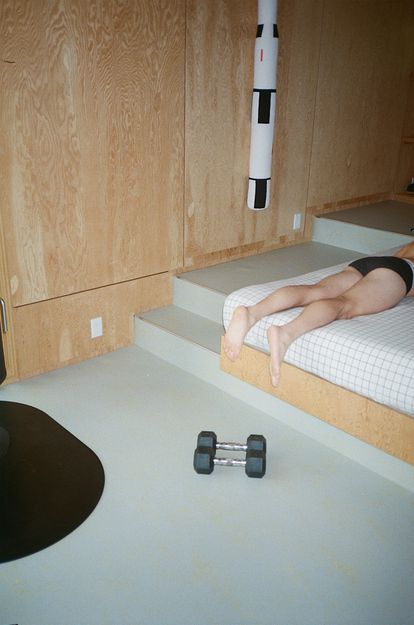 La cama tamaño 'California king' que comparte la 'trieja' cuando duermen juntos.