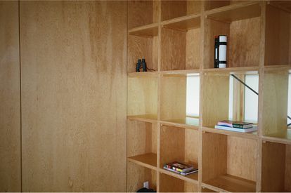 Detalle de la estantería de esta cabaña canadiense construida sobre una pendiente.