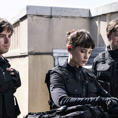 Freddie Highmore, Astrid Bergès-Frisbey y Sam Riley (derecha), en 'Way Down'.