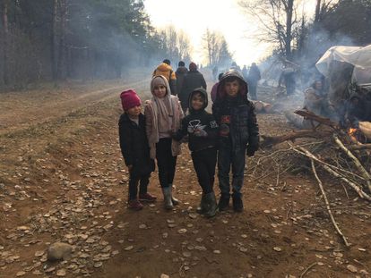 Cuatro niños en el lado bielorruso de la frontera con Polonia, en una foto cedida por uno de ellos.