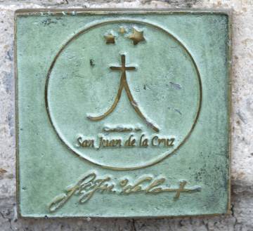 Una placa en el Camino sanjuanista.