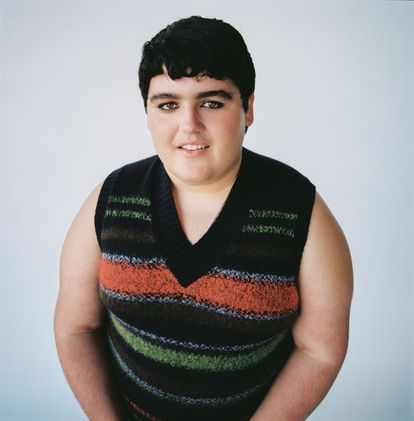 Manu Soler lleva chaleco de lana a rayas HERMÈS.