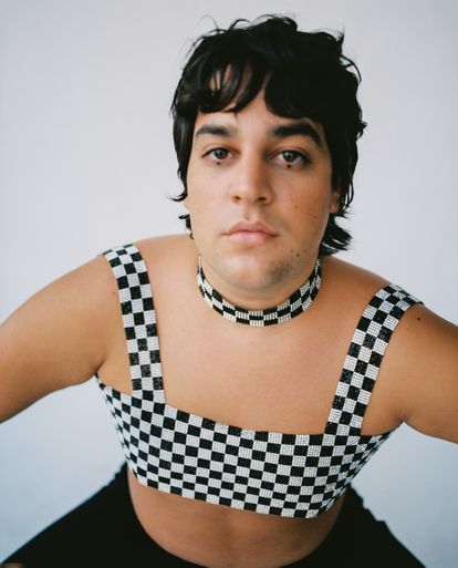 Carlos González con ‘top’ y ‘choker’ a juego LUDOVIC DE SAINT SERNIN.