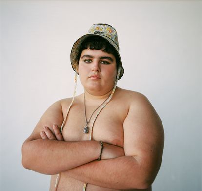 Bajo estas líneas, Manu Soler con sombrero de pescador de flores PALOMO SPAIN.