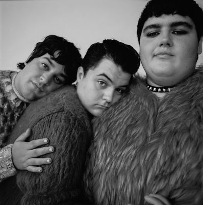 Bajo estas lineas, Manu Soler, Carlos González y Gabriel Sánchez visten DOLCE&GABBANA.