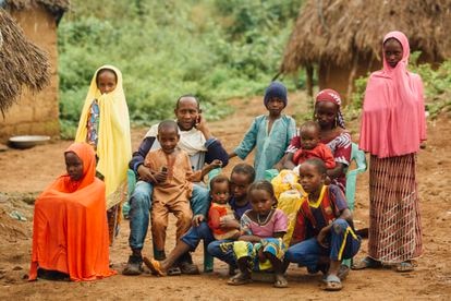 Amina posa con sus padres, Moussa y Zainabou, y con sus nueve hermanos. Con el trabajo de todos en la mina, apenas reúnen unos 60 euros al mes.