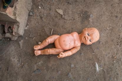 En la casa de Mónica apenas hay juguetes, pese a que vive con otros dos menores más, sus sobrinos. Los niños que trabajan pierden uno de sus derechos básicos como es el jugar.