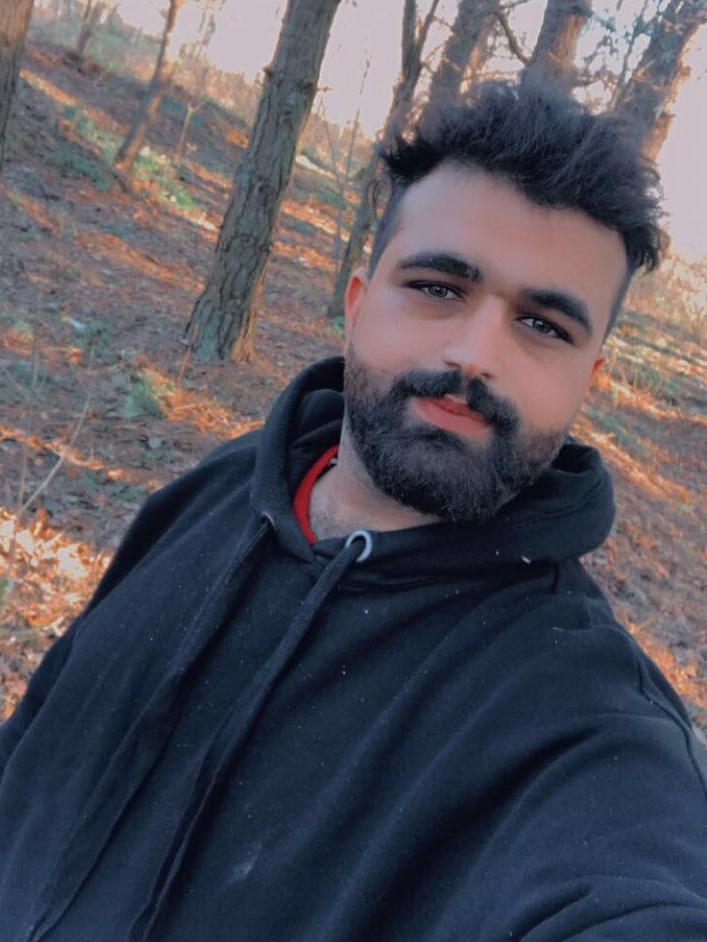 Autorretrato de Aryan Zellmi, inmigrante kurdo en Bielorrusia