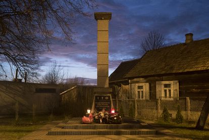 Monolito en memoria de los habitantes de Narewka víctimas del nazismo.