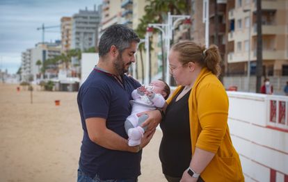 Con gracia, Manuela García explica cómo le dio un puñetazo al ecógrafo cuando vio que no daba señal: “Le pegué como a una tele que no sintoniza bien”, recuerda. Tiempo después, sintió pánico esperando a la que ahora es su hija Lucía. “El embarazo fue muy duro. Me hubiera gustado que fuera más feliz, pero...”, lamenta. Ahora posa con la niña, de apenas dos meses, y su marido en la playa de Cádiz. /MARCOS ALONSO