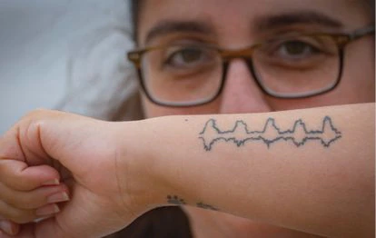 En su momento, Virginia Quiñones estuvo a punto de tirar las ecografías de su hijo Felipe, pero algo se lo impidió. Ahora son algo preciado, también se ha tatuado en el brazo la señal de su corazón. Recuerda cómo se le abrió un mundo cuando acudió a la primera reunión de Matrioskas: "Creí que lo que me había pasado a mí no le pasaba a nadie. Que solo había pérdidas al mes, al segundo mes. Hasta que no te sucede no eres consciente de lo que es esto", reconoce. /MARCOS ALONSO