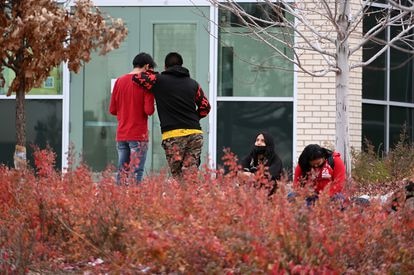 Estudiantes esperan a poder ingresar a su escuela. 