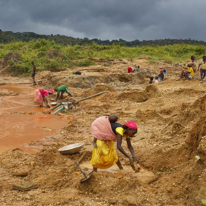 El Gobierno de Camerún prohíbe el trabajo infantil en las minas y los responsables pueden ser castigados con penas de prisión de entre 15 y 20 años y multas de hasta 20.000 dólares. En la práctica, no existen condenas.