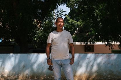 El exchavista y ahora simpatizante del candidato por la Mesa de la Unidad José Manuel Olivares, Richard Romey, 50 años, posa para un retrato en una plaza en La Guaira, Venezuela, el 14 de noviembre.