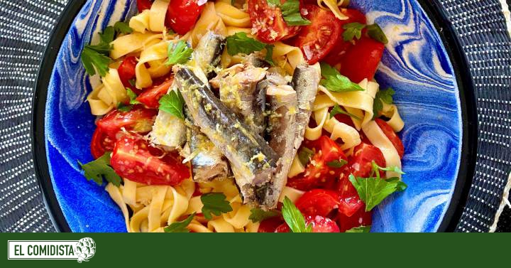 Pasta fresca con tomates cherry y sardinas