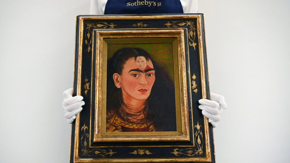 Autorretrato de Frida Kahlo rompe récord y se vende en subasta por $34.9 millones