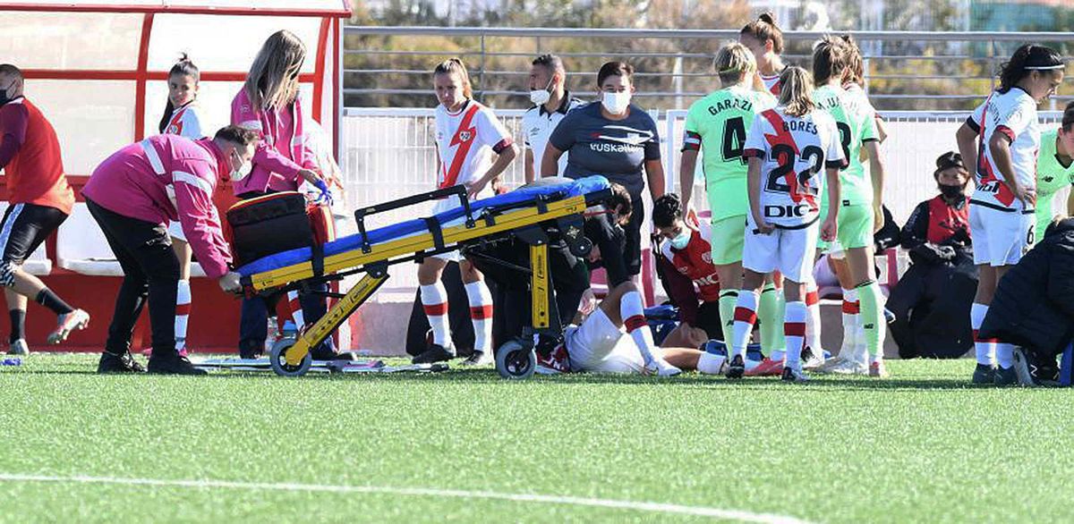La Liga femenina de fútbol se atasca en los despachos