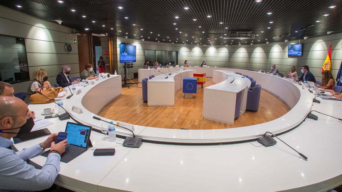 La patronal se mantiene en la mesa de diálogo social para negociar la reforma laboral