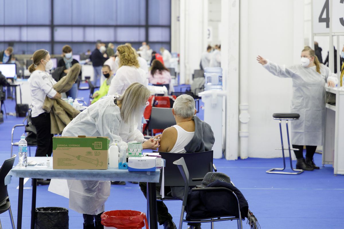 Bruselas sale en defensa de las vacunas contra la covid ante las dudas provocadas por la nueva ola de contagios