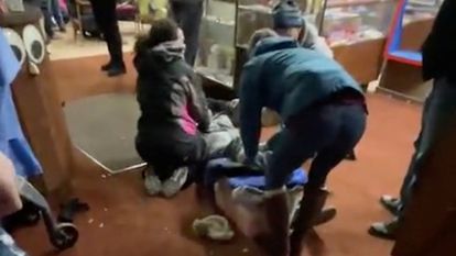 Varias personas atienden a un herido tras el atropello.