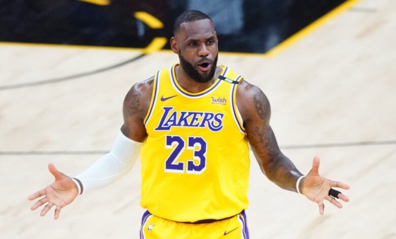Suspenden a LeBron James un juego luego de golpear en la cara a jugador de Detroit