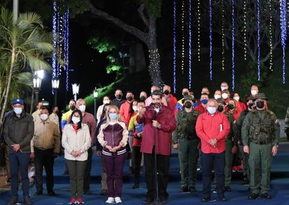 Nicolás Maduro, el presidente de Venezuela, en el centro, habla tras conocerse los resultados, este lunes en Caracas.