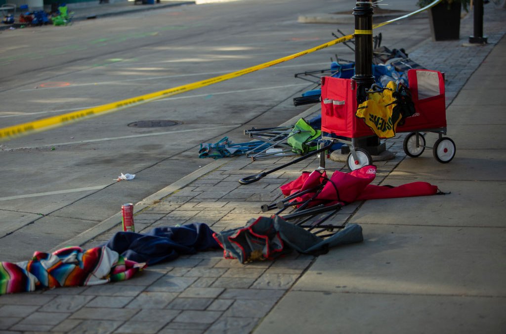muere sexta víctima tras embestida contra desfile navideño en Wisconsin