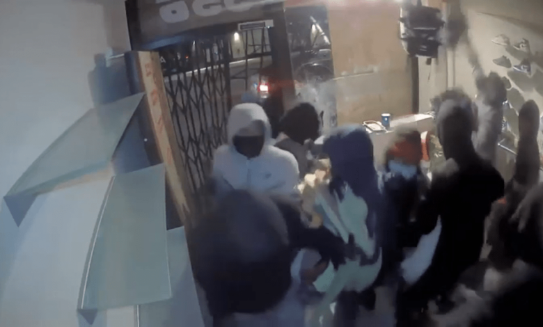 ladrones enmascarados arrasan con inventario de tienda en Oakland