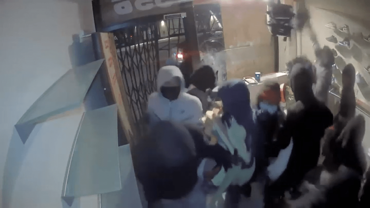 ladrones enmascarados arrasan con inventario de tienda en Oakland