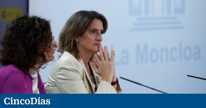 Hacienda prorrogará el recorte fiscal de la luz para evitar que la factura suba el 42% en enero